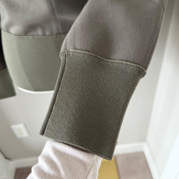 Theory Turtleneck Sweatshirt in Pale Green Army, Sz M (NWT) - Picture 4 of 9